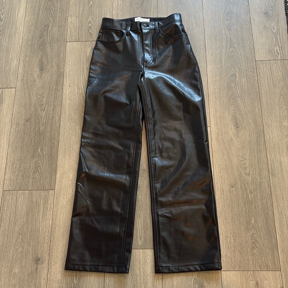 Abercrombie & Fitch The 90s Relaxed High Rise Black Faux Leather Pants Size 26 S - Picture 1 of 10